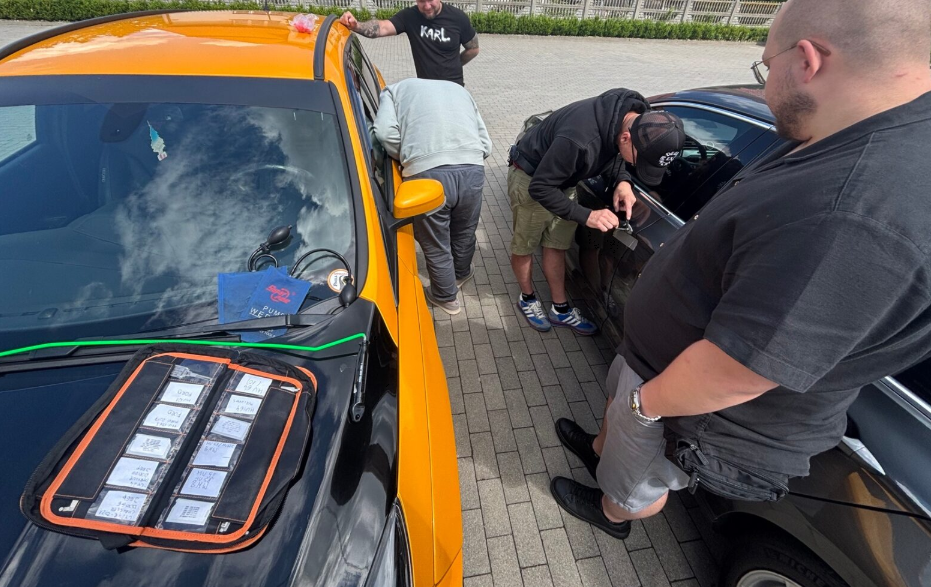 Kursanci podczas praktycznego otwierania samochodu