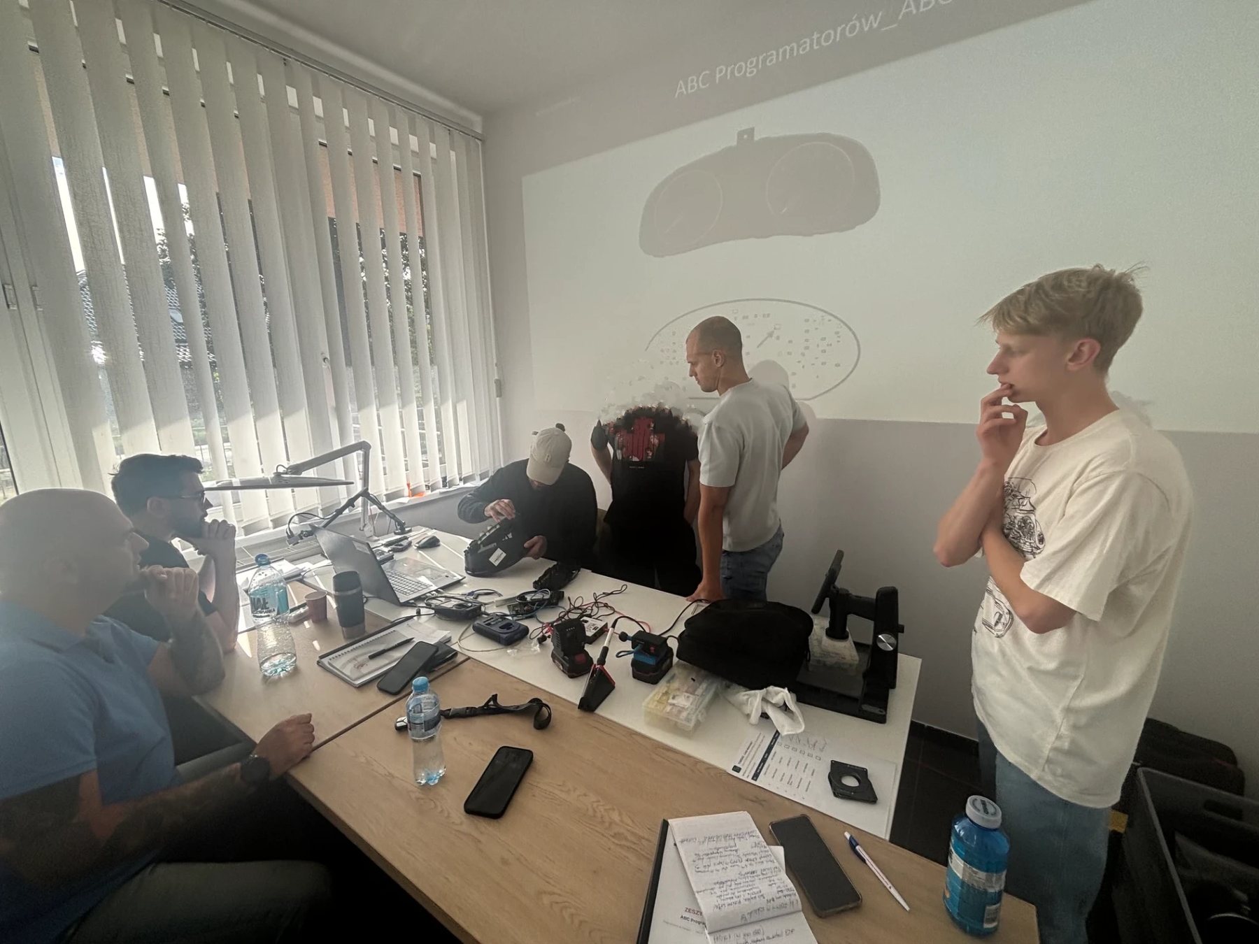 Programatory kluczy samochodowych na stanowisku szkoleniowym