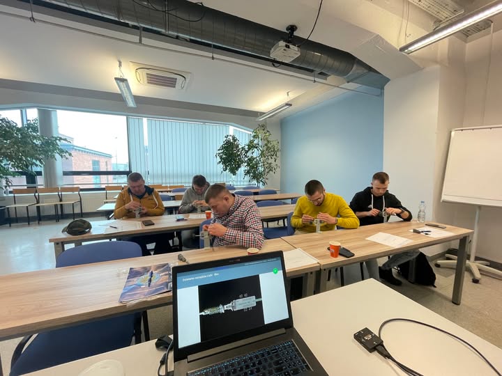 Praktyczne zajęcia z udziałem kursantów podczas szkolenia pracownika zabezpieczenia technicznego w TOMSAD
