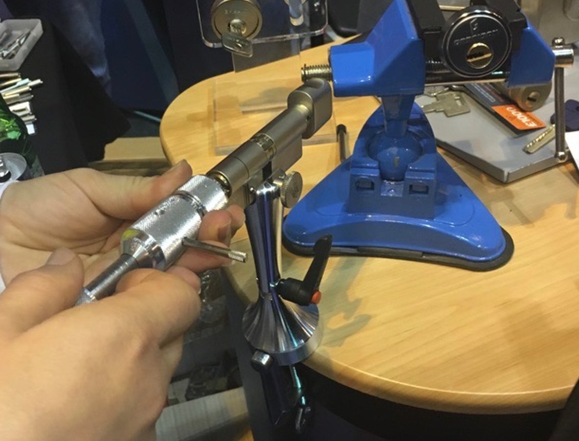 Praktyczna praca przy zamku mieszkaniowym podczas nowego kursu TOMSAD