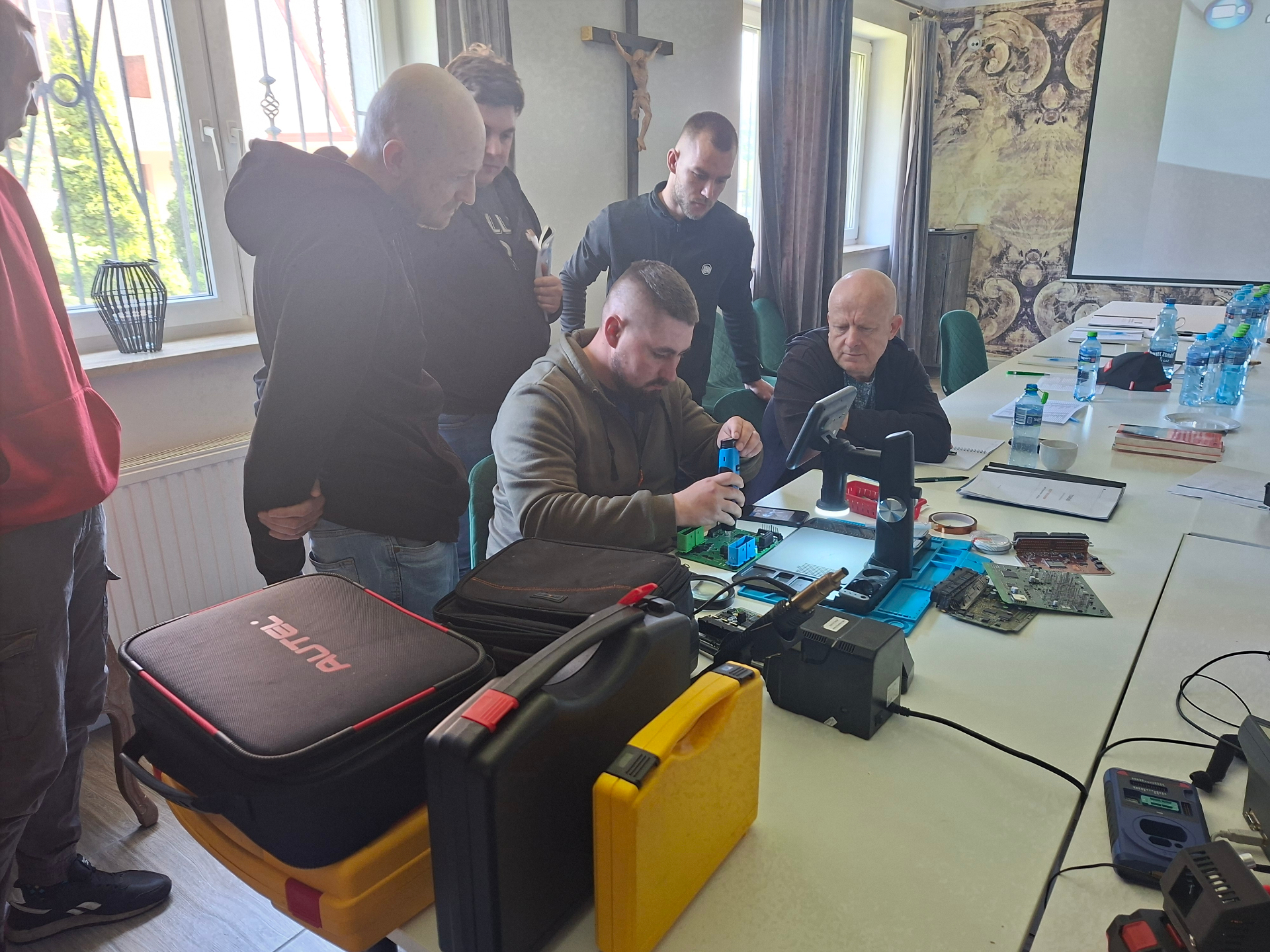 Kursant TOMSAD podczas pracy z modułem immobilizera i programatorem Autel – sobota 16 maja 2026