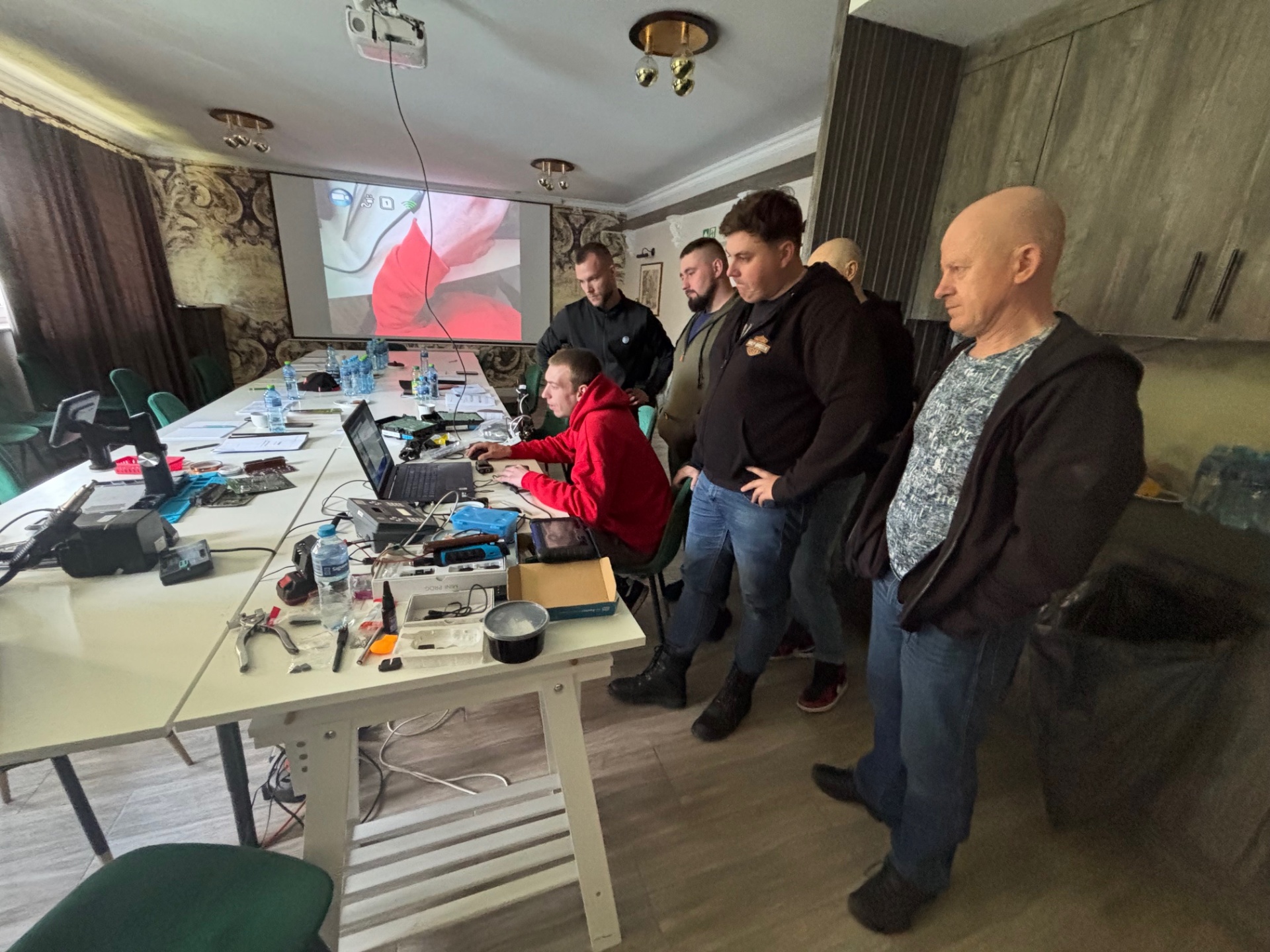 Sala szkoleniowa TOMSAD w Kosakowie koło Gdyni – kursanci obserwują proces programowania klucza na ekranie projektora, 16 maja 2026